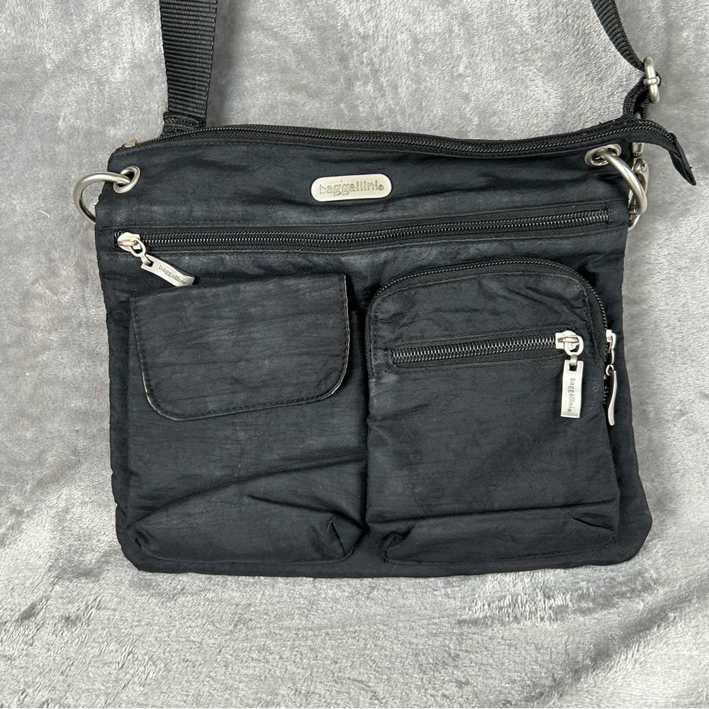 Baggallini Black‎ Nylon Medium Crossbody Purse Adjustable Strap Pockets Travel